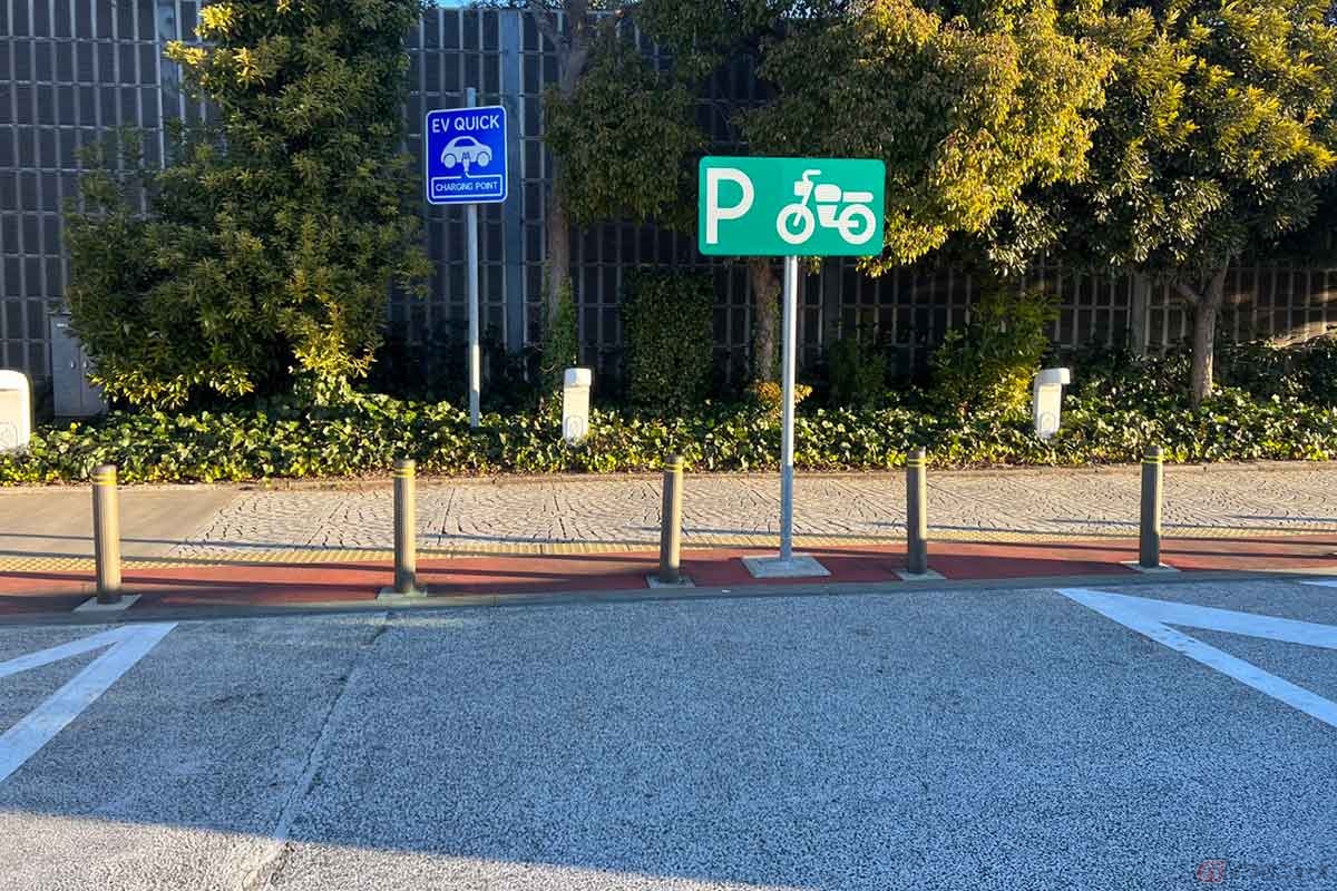 屋根は無いものの2輪専用の駐輪スペースが確保されている。しかしこのPAは全体的に狭く、平日でも利用者が多いようで、バイク用だと気づかずに（？）クルマを停めてしまう人もいる。利用者同士のトラブルを避ける意味でも一考願いたいところ