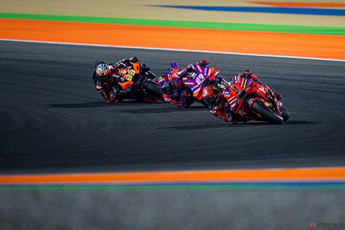 2024年MotoGP第1戦カタールGP決勝レースを制したフランセスコ・バニャイア選手(#1/ドゥカティ・レノボ・チーム)と、ホルヘ・マルティン選手(#89プリマ・プラマック・レーシング)、ブラッド・ビンダー選手(#33/レッドブルKTMファクトリー・レーシング)