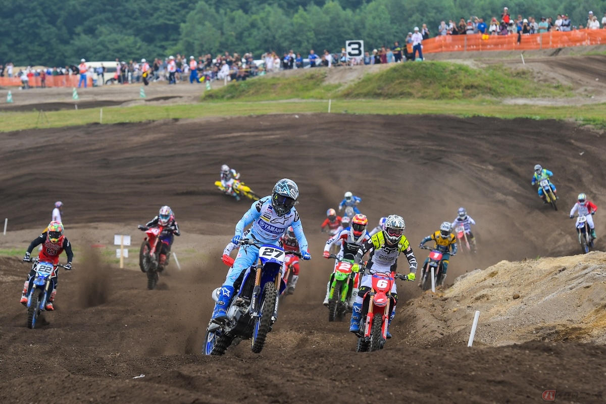 モトクロスは、未舗装のコースを周回して速さを競うレース（2023年全日本モトクロス選手権北海道大会のIA1クラス）