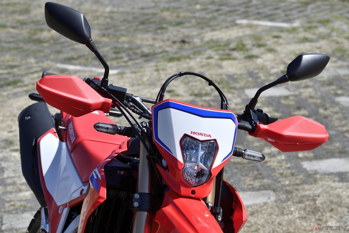 公道用に開発されたバイクは国で定められたヘッドライトやウインカー、テールランプなど保安部品が最初からすべて取り付けられている