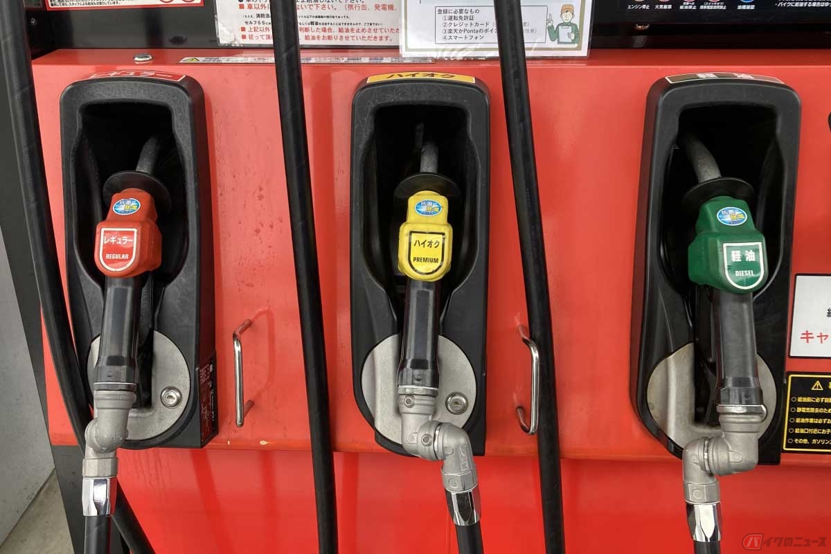 ガソリンスタンドの給油機の「ハイオク」のノズル。「PREMIUM(プレミアム)」と併記されている