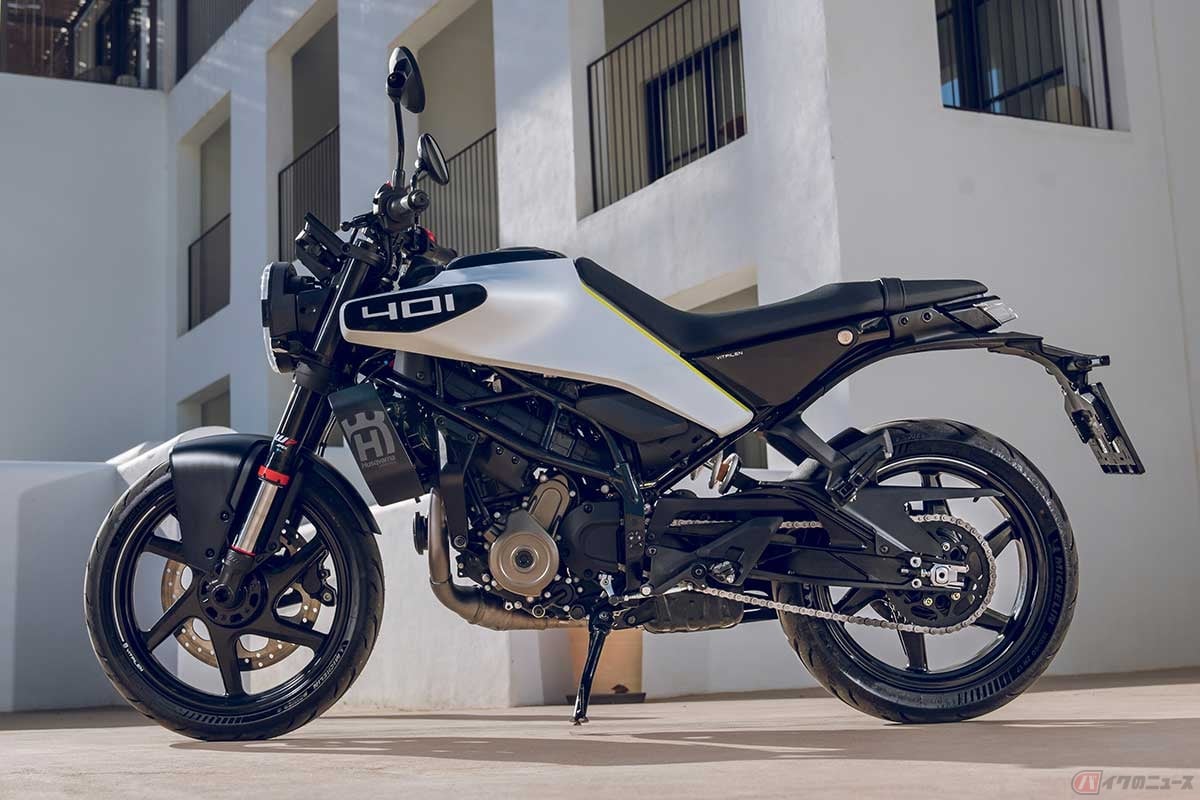 「VITPILEN 401」はホワイトを基調にしたシンプルなスタイリング。タイヤはアルミ製キャストホイールにミシュラン「ロード6」を履く