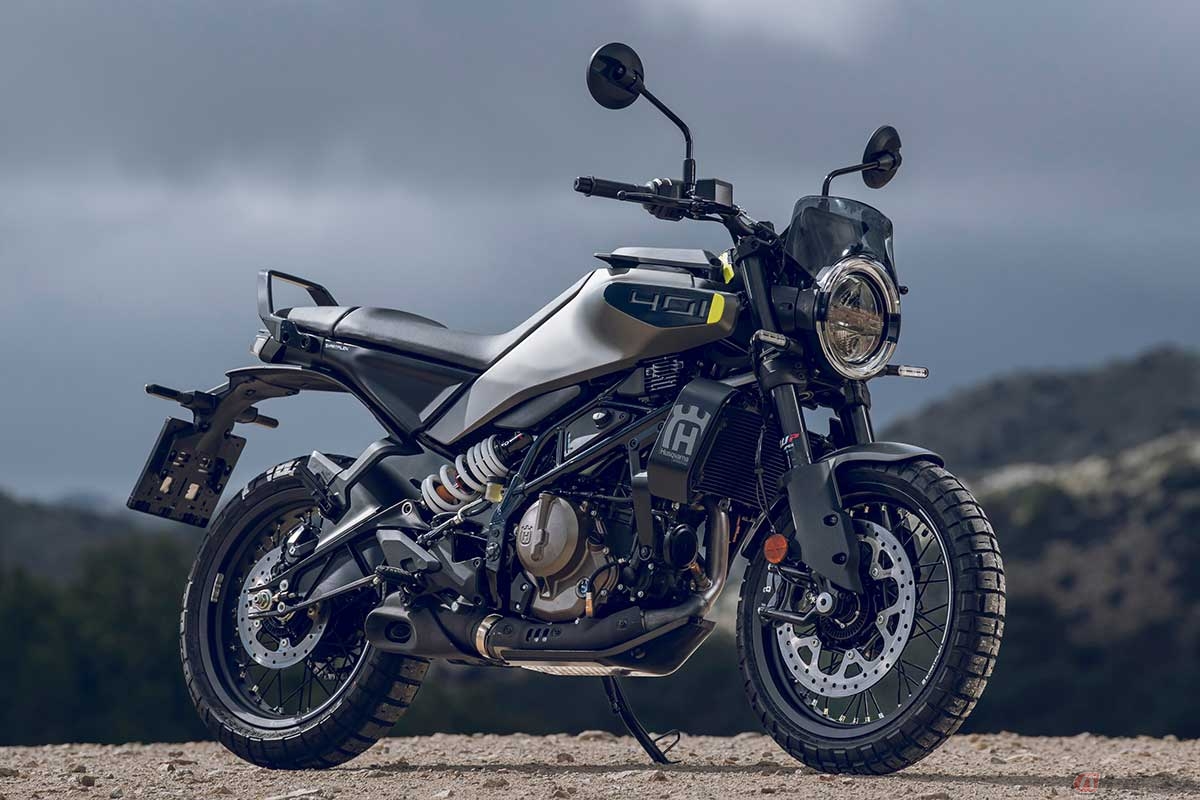 「SVARTPILEN 401」は、ブラックとグレーを基調としたスクランブラースタイル。バイザースクリーンやアンダーガード、タンク上のキャリア、リアシートのグラブバーなどを装備。タイヤはワイヤースポークホイールにブロックパターンのピレリ「スコーピオンラリーSTR」を履く