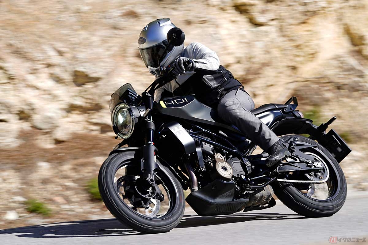 ブロックパターンのタイヤを履く「SVARTPILEN 401」(2024年型)に試乗する筆者(小川勤)。タイヤのブロックは大きいがグリップは良好。このスタイルのネイキッドとは思えないほどよく走る