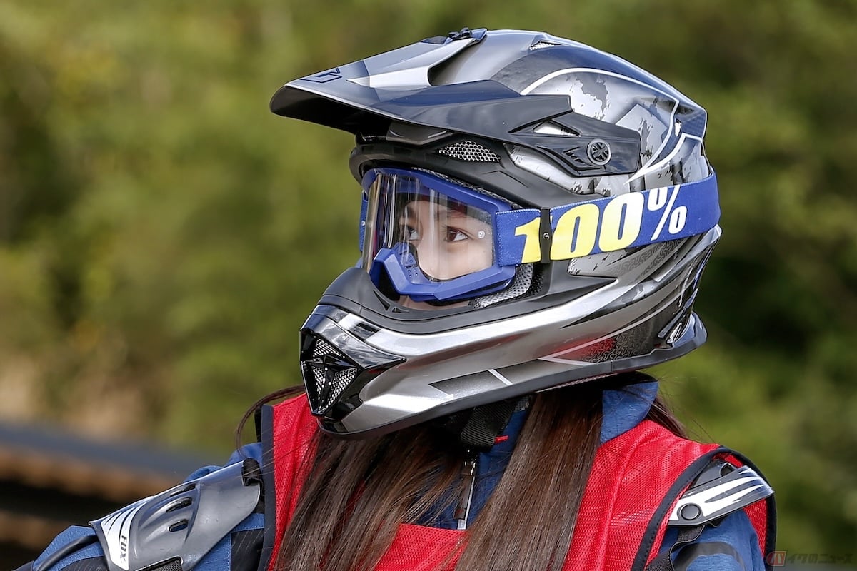 バイク用ゴーグルは、基本的に水中で使用するようなゴーグルと似た形状をしたものが多い