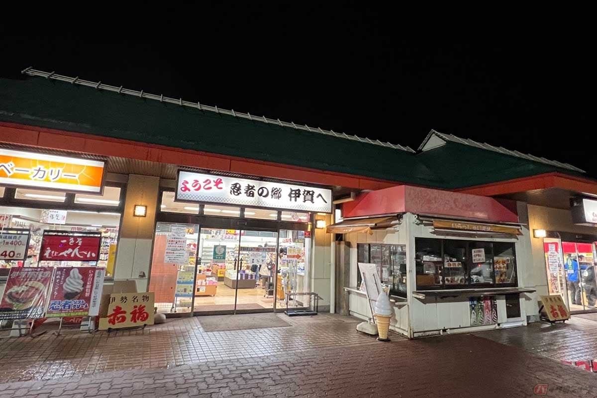 高速道路のPA(パーキングエリア)やSA(サービスエリア)ではないものの、ほぼ同じような施設で食事や買い物、トイレ休憩ができる「伊賀サービスエリア」だったが、残念ながら2輪専用の駐輪スペースは見つからなかった