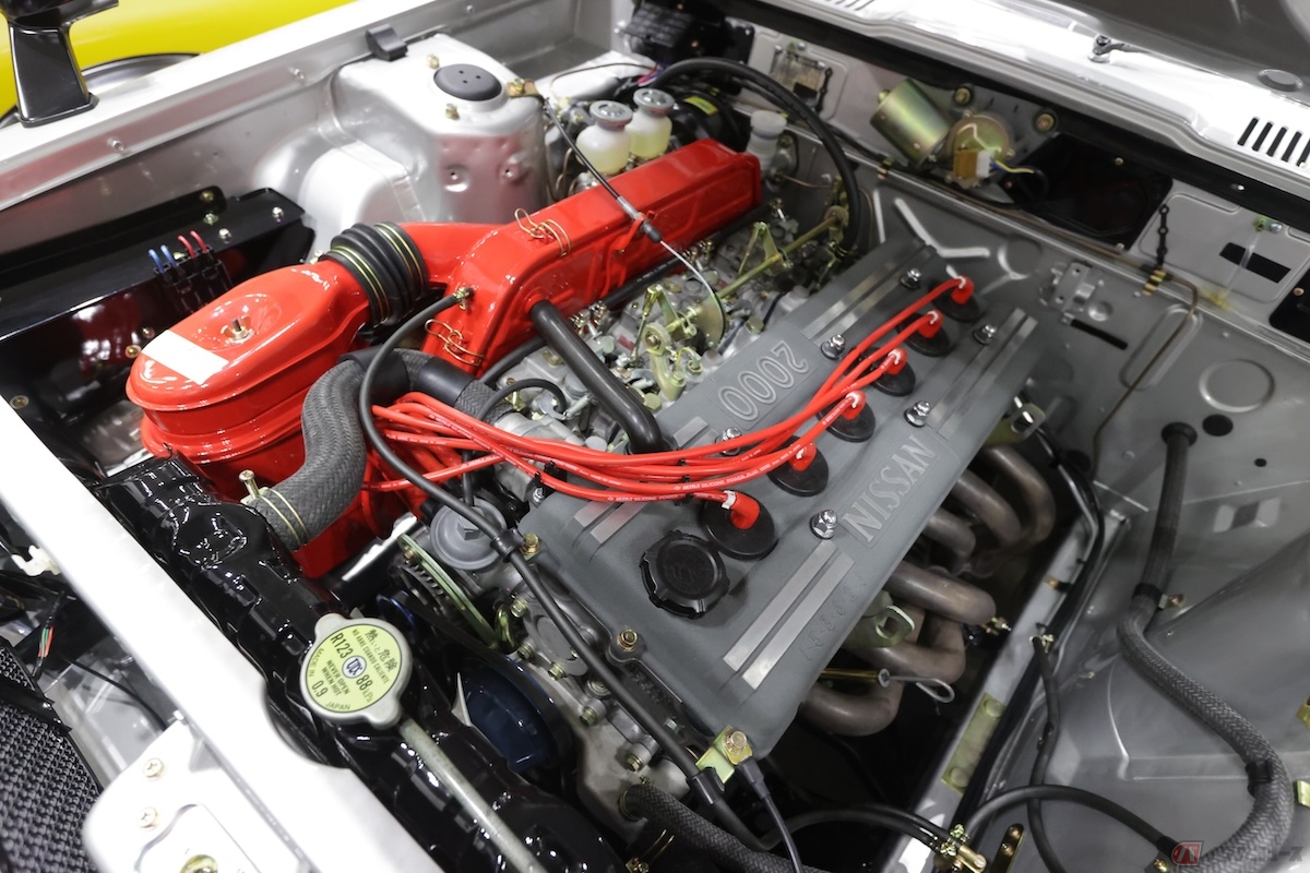 今の車とは違って複雑ではないスッキリしたエンジンルームを見てビックリ!