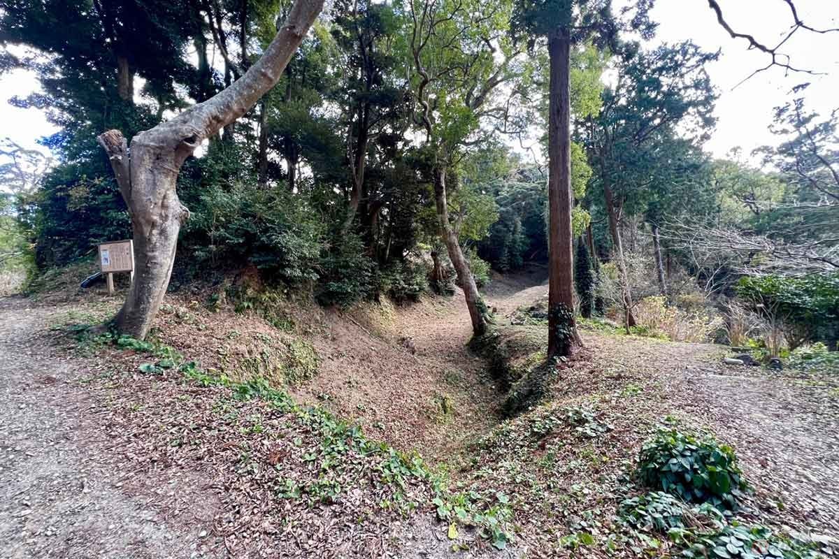 かつては700mほどの長大な規模だったという空堀が見もの。堀を分断した「堀切」の遺構も見られる