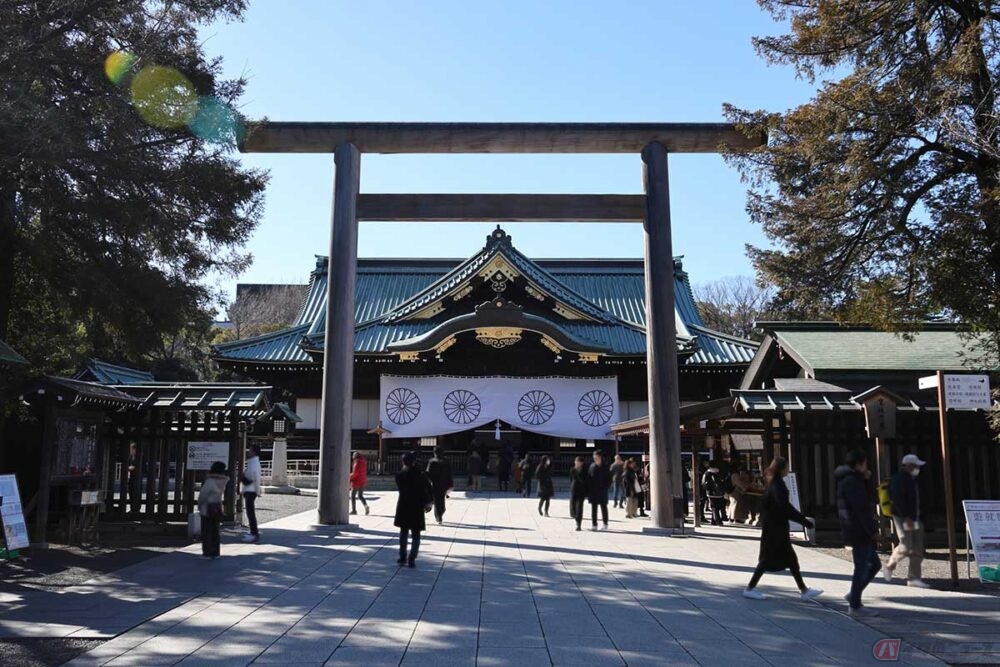 バイクを駐輪場に停めて「靖国神社」へ。駐車場から大きな鳥居と神門をくぐると、春は「靖国の桜」が有名な境内に入る。更に中門鳥居をくぐって拝殿へ