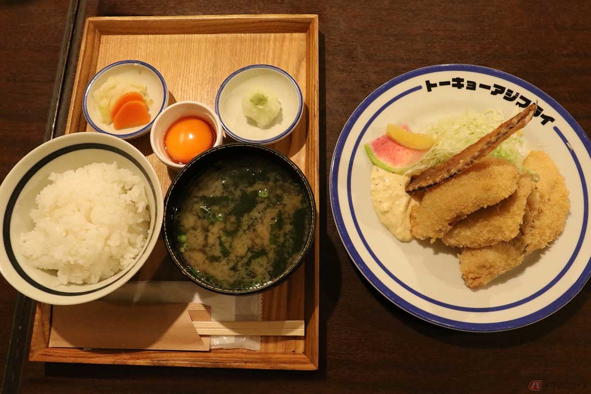 「トーキョーアジフライ」の「手仕込みアジフライ定食」。8種類の薬味でいただく