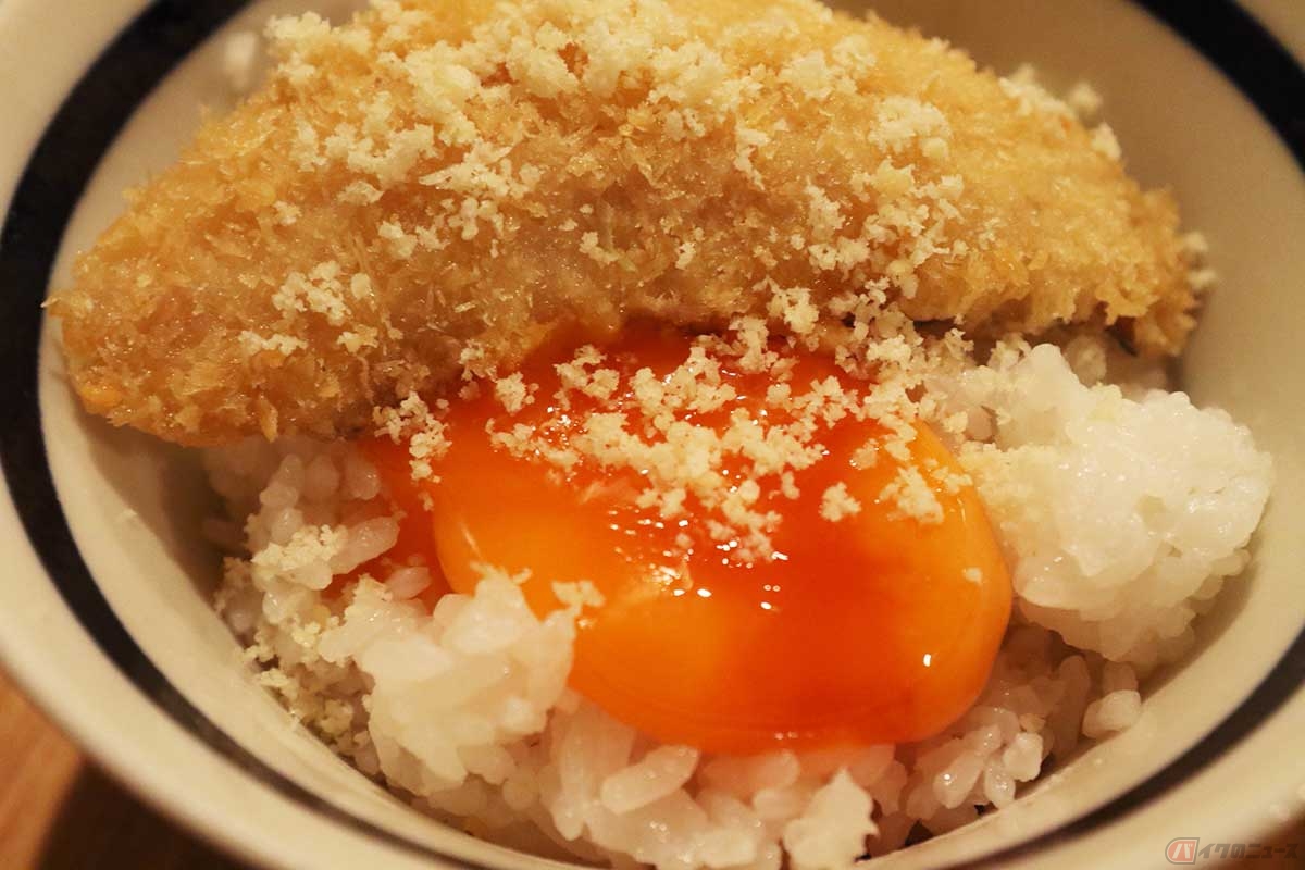 おかわりしたご飯の上にアジフライ、卵黄醤油漬けとパルメザンチーズを乗せて絶品「アジフライ丼」のできあがり