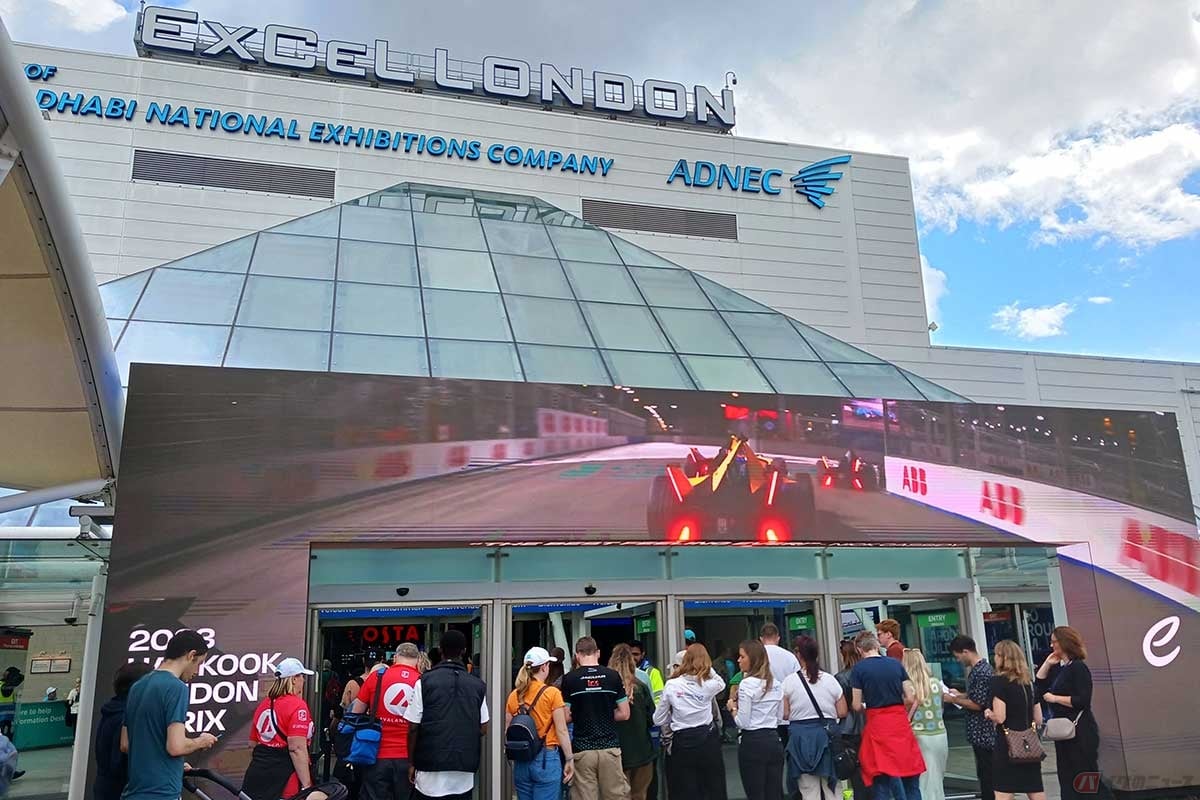 会場となるExCel Londonの入り口。エリザベス・ライン「カスタム・ハウス」駅から直結