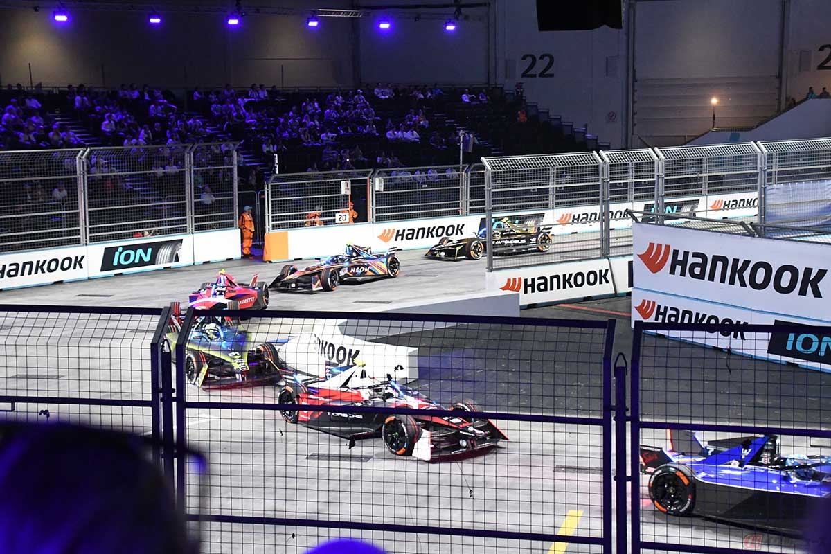 甲高いブレーキング音とともに最終コーナーに飛び込んでくるフォーミュラEカー。迫力満点！