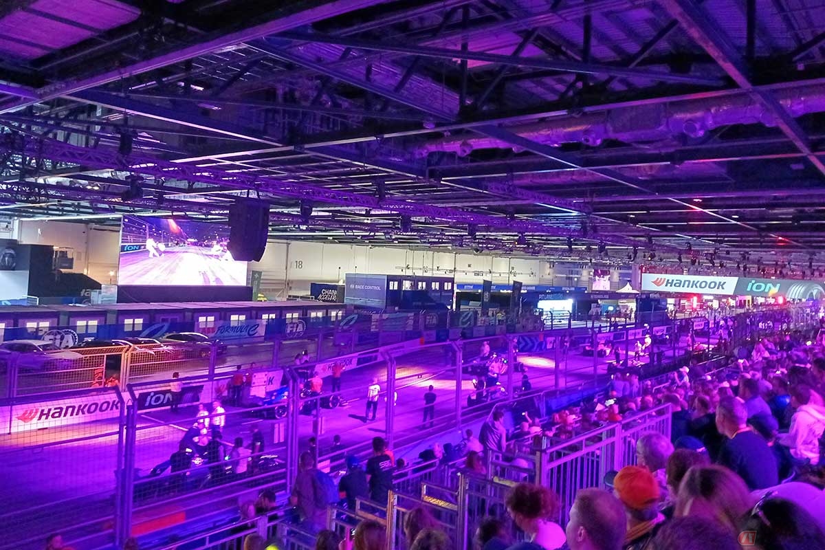 レーススタート前の様子。照明の演出がすごい！　ドライバーはこの状況で集中するのだから、それもまたスゴイ