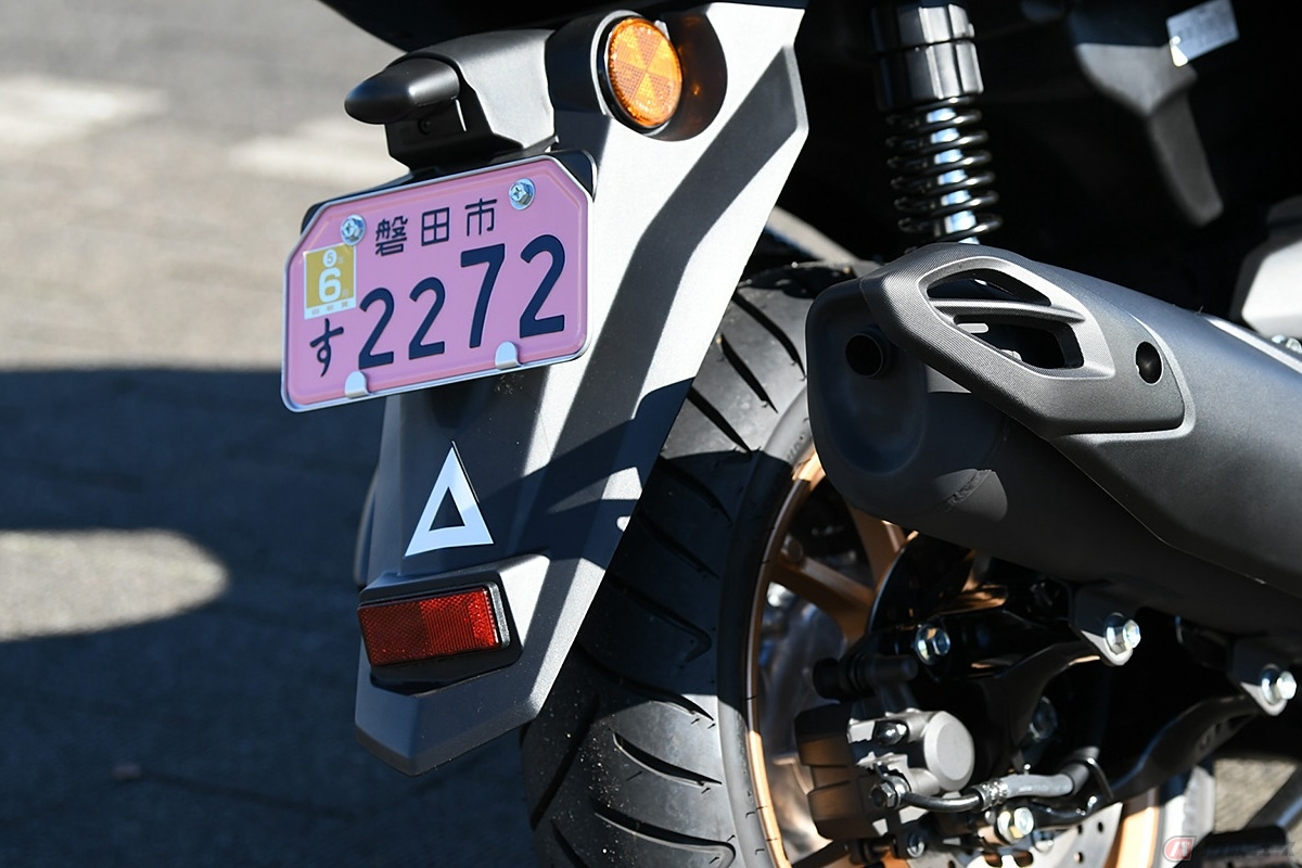 原付二種モデルには前後に125cc専用の印が配置されている