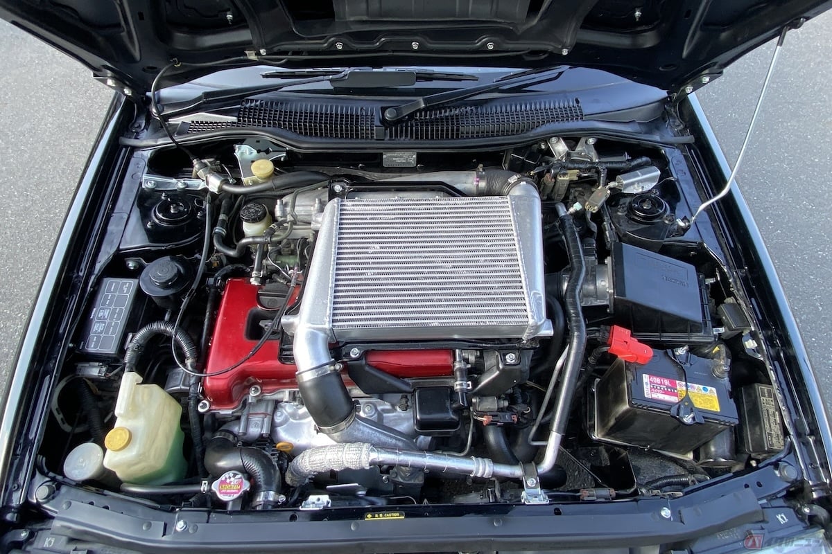 ボンネット内の巨大なインテークはパルサーGTI-Rの力瘤(ちからこぶ)のような迫力がある(写真提供:ミハラ自動車)