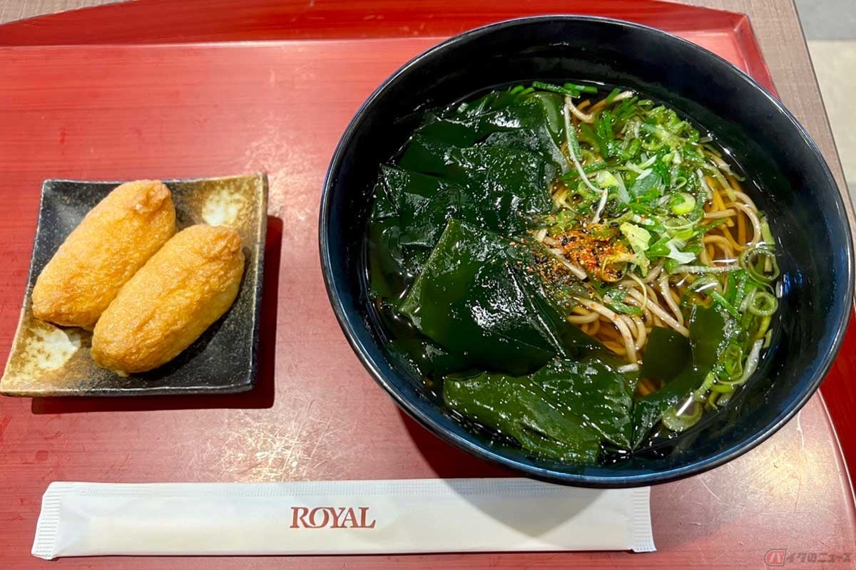 圏央道「厚木PA」(外回り)でいただく、温かい「わかめそば」と「いなりすし」というシンプルな朝食セット。胃袋にも優しく、味も相変わらず確かなもの