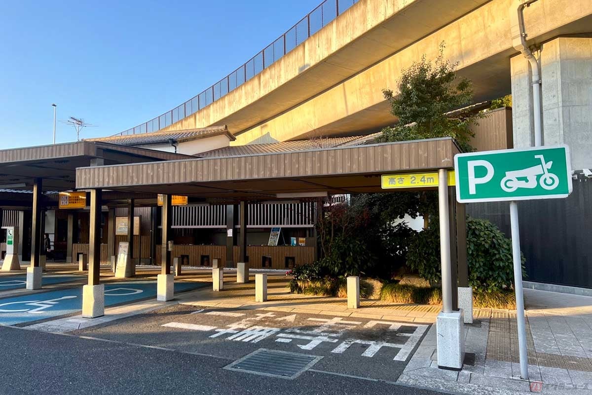 建物全体が和風なつくりの「厚木PA」(外回り)には、屋根が設置された2輪専用の駐車スペースも確保されている
