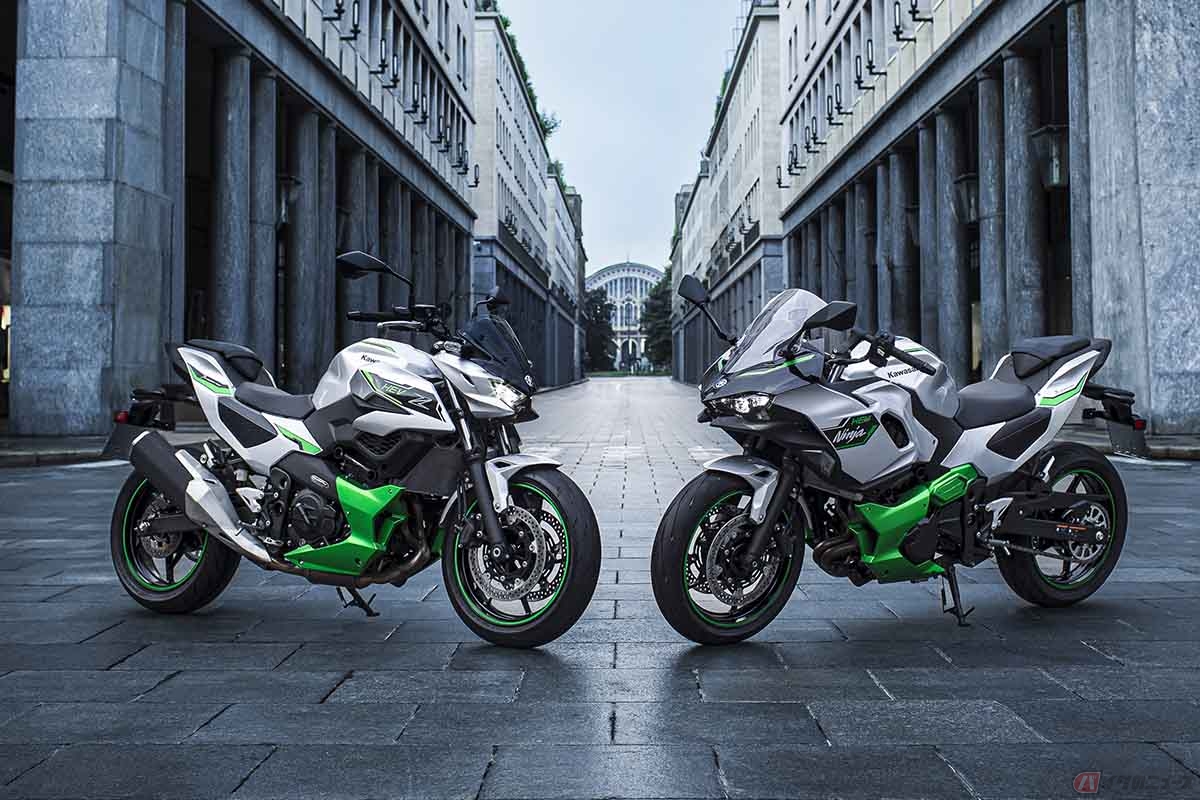 カワサキのストロングハイブリッドモデル「Z7 Hybrid」（左）と「Ninja 7 Hybrid」（右）