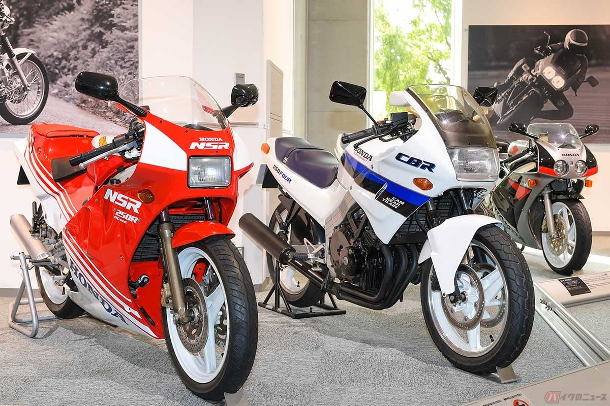 同年デビューのレーサーレプリカ「NSR250R」(写真手前)と「CBR250FOUR」(中央)、奥には1989年型の「VFR400R」が並ぶ