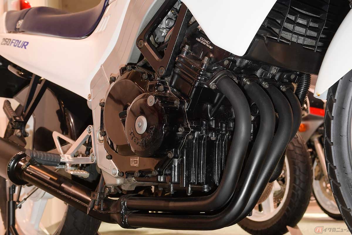 排気量249ccの水冷4ストローク並列4気筒エンジンを搭載。高回転時のより正確なバルブ作動を実現したカムギアトレーン方式のほか、高剛性のクロモリ浸炭コンロッドなどを採用