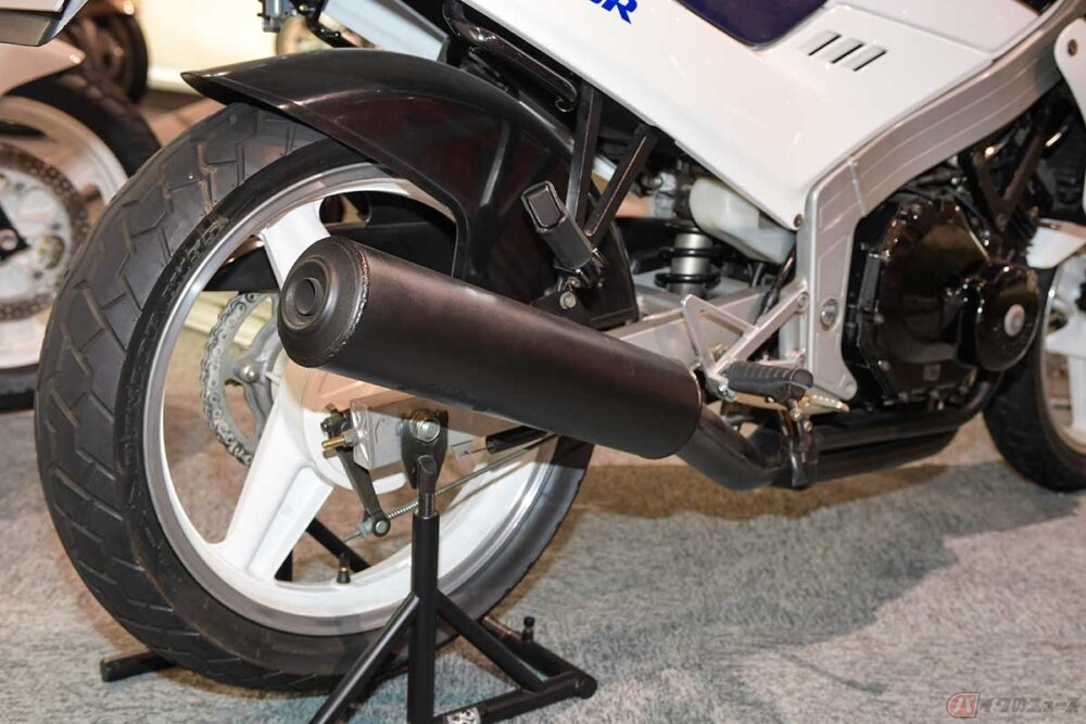 ホンダ「CBR250FOUR」のレッドゾーンは17000rpmから!? レーサー直系の
