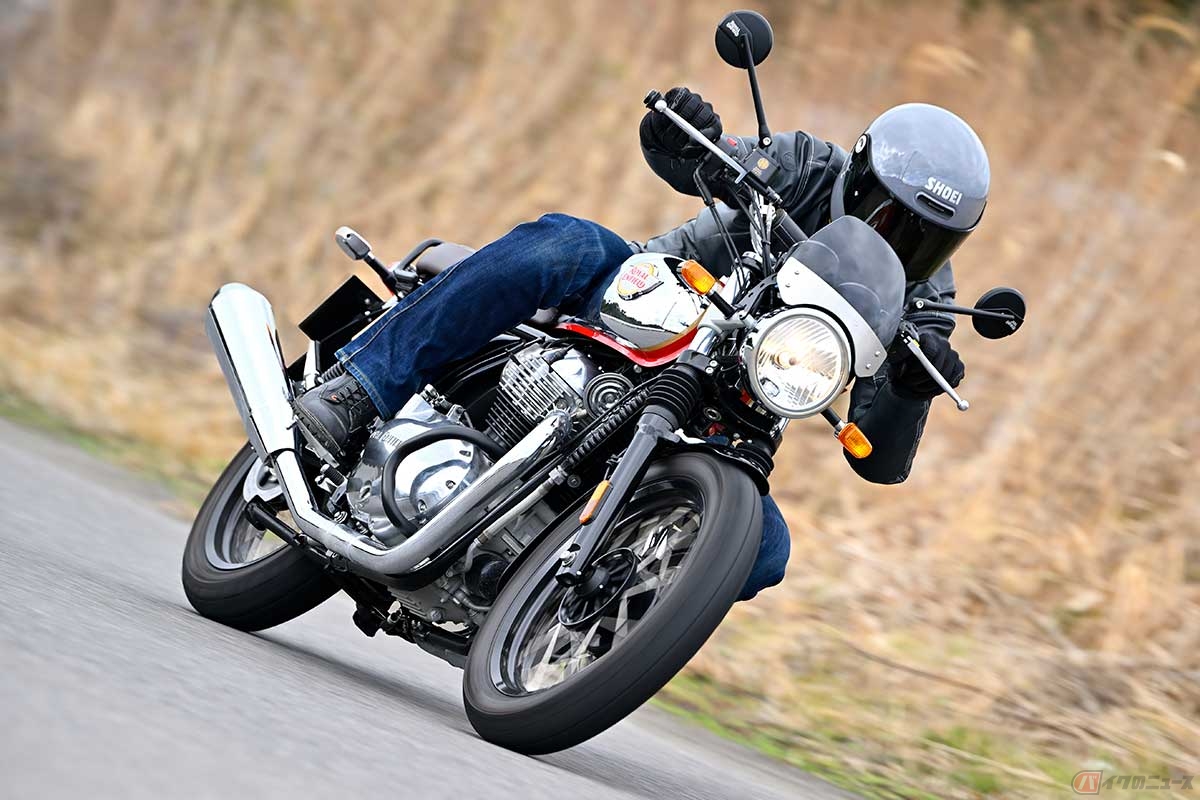 ロイヤルエンフィールド「INT650」（2023年型）に試乗する筆者（中村友彦）