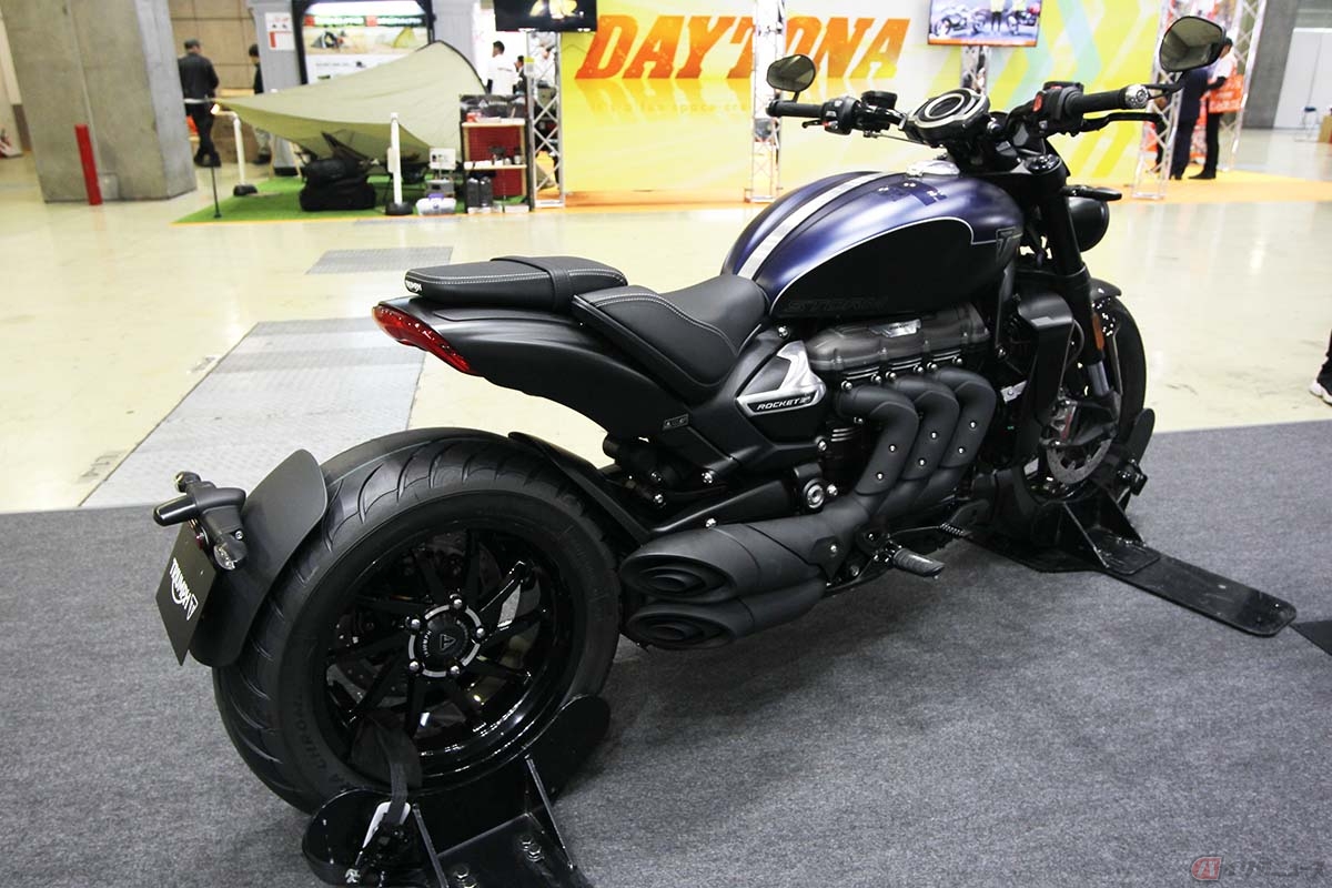 右からトライアンフ「Rocket 3 Storm R」「Rocket 3 Storm GT」
