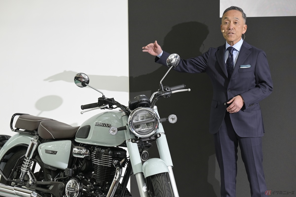 新型車が多く発表される春（写真：東京モーターサイクルショーでGB350Cのプレゼンテーションを行うHMJ室岡社長）