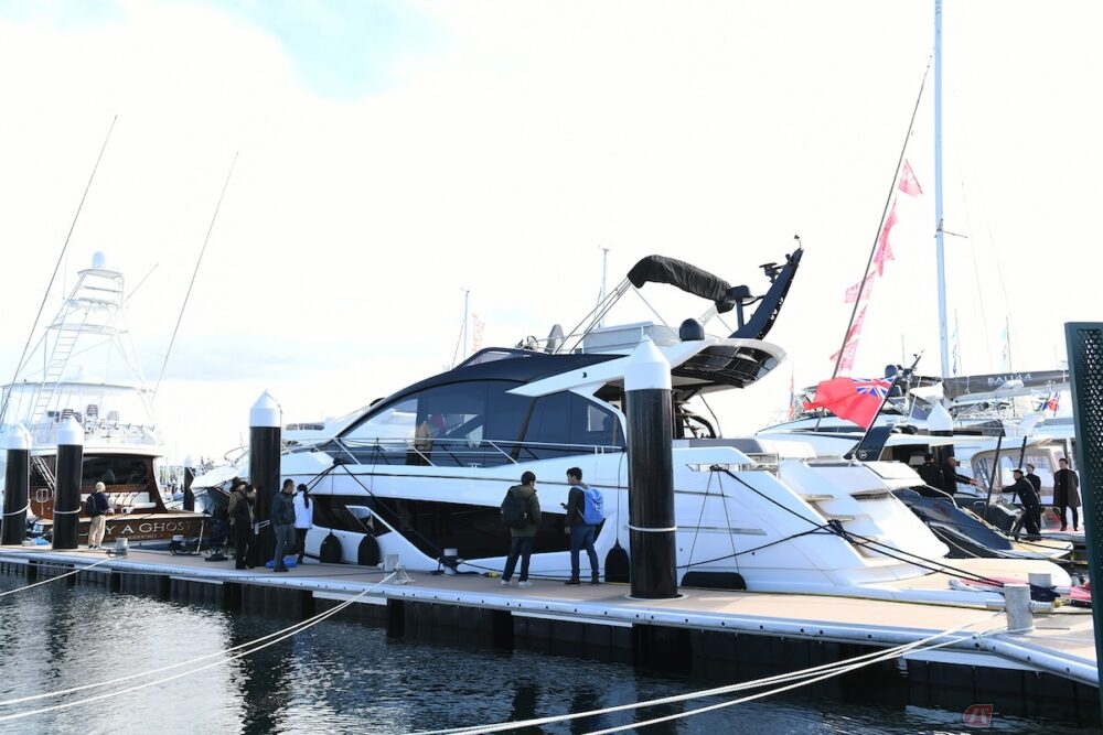 横浜ベイサイトマリーナ会場にてフローティング展示が行われているSunseeker 65 Sport Yacht