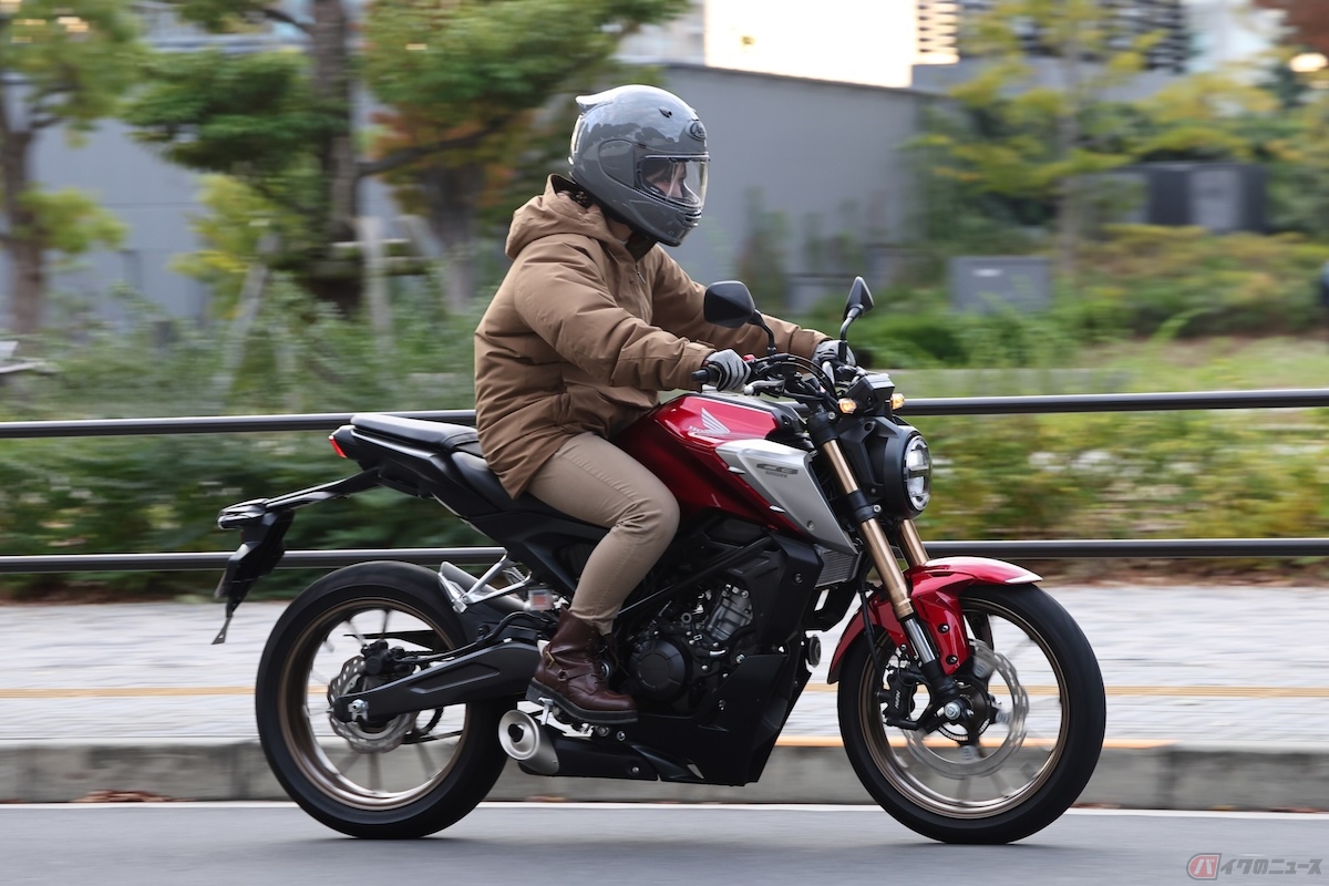 ホンダ「CB125R」の定地燃費値が54.0km/Lであるのに対し、インターネットサイトに投稿された実燃費の平均は約47km/Lとなっている