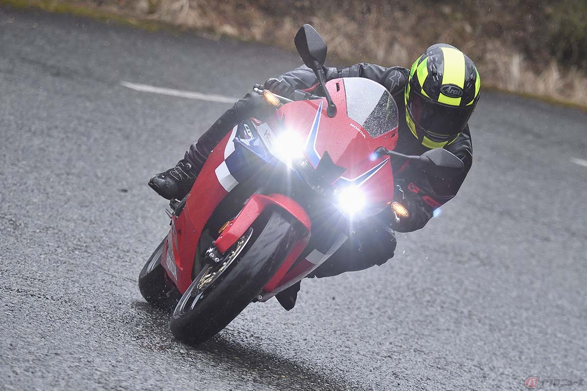 ブリヂストン「バトラックスハイパースポーツS23」を履いたホンダ「CBR600RR」に乗る筆者（青木タカオ）