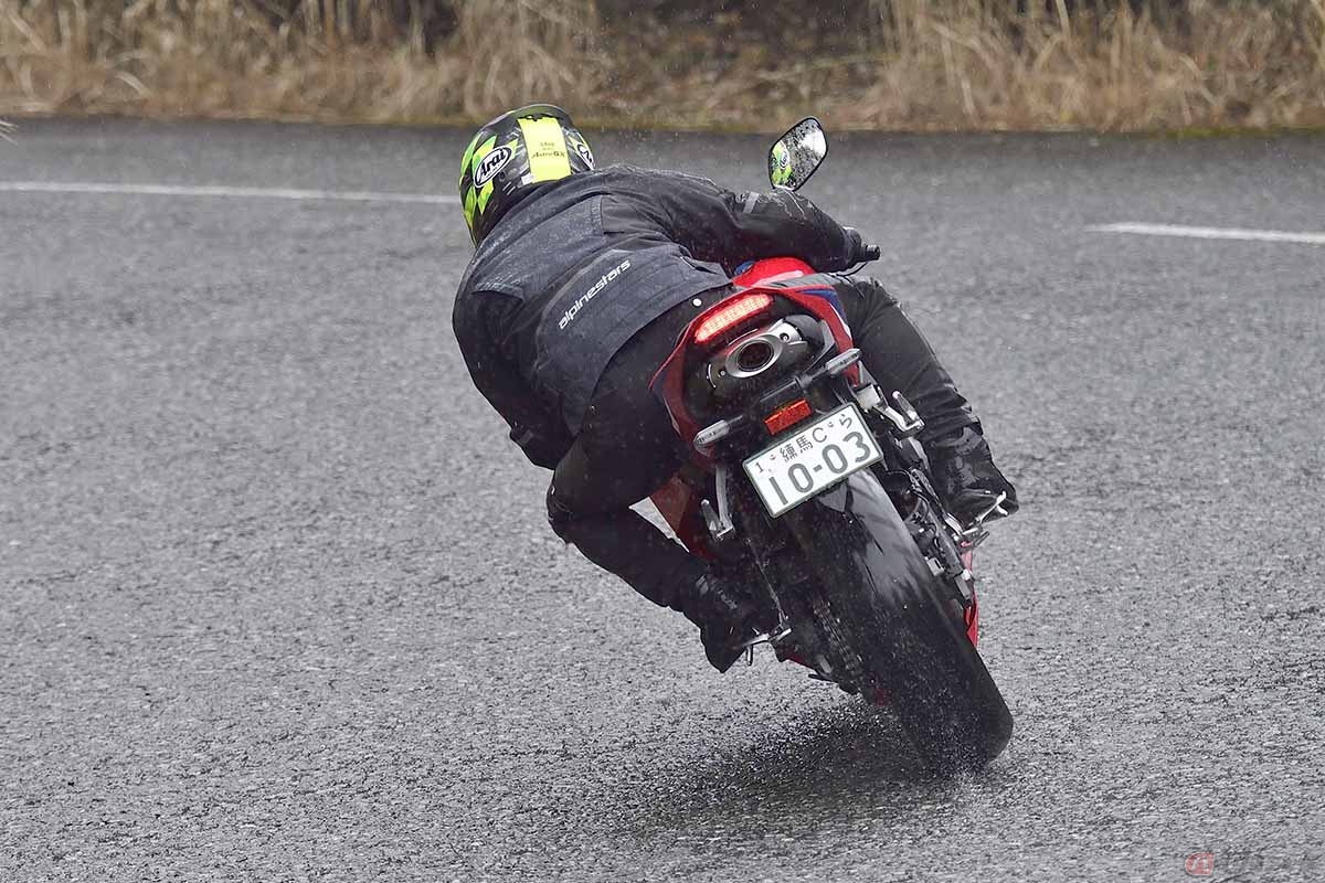ブリヂストン「バトラックスハイパースポーツS23」を履いたホンダ「CBR600RR」に乗る筆者（青木タカオ）