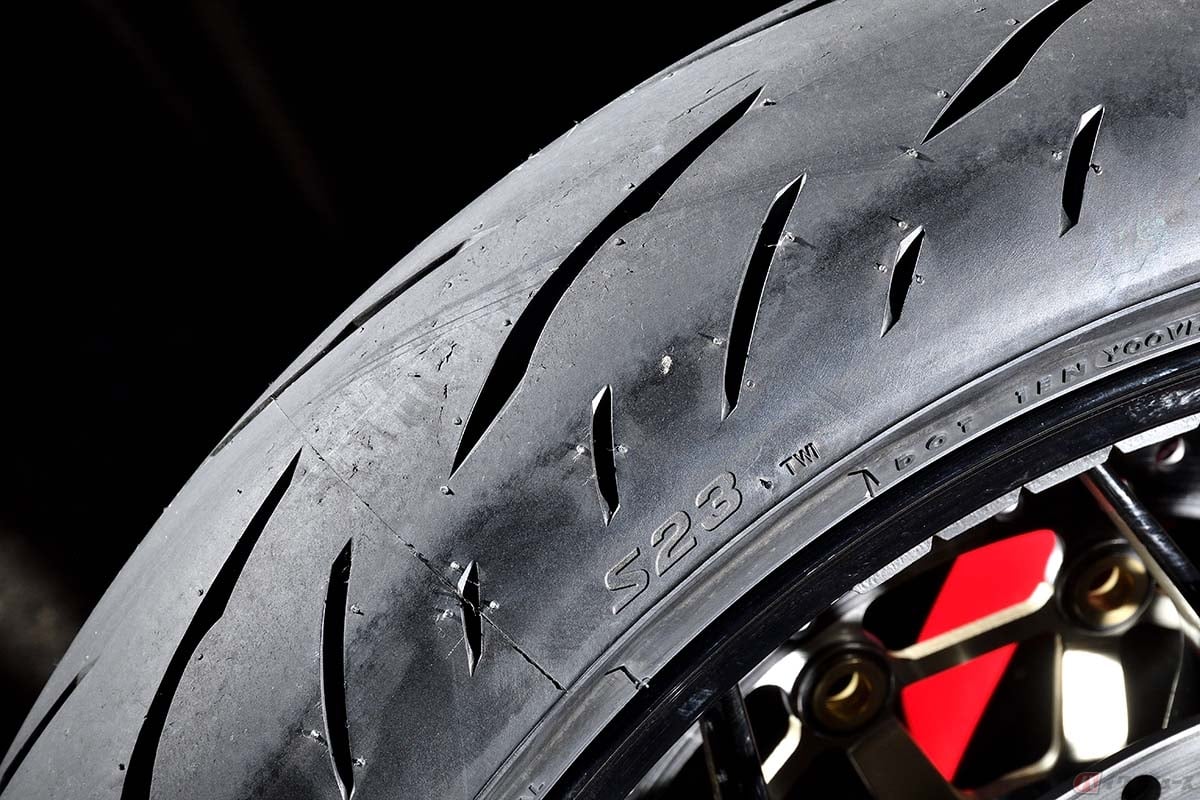 ブリヂストン「バトラックスハイパースポーツS23」(フロント)。ショルダー部の溝比率、パタン剛性の最適化が図られています