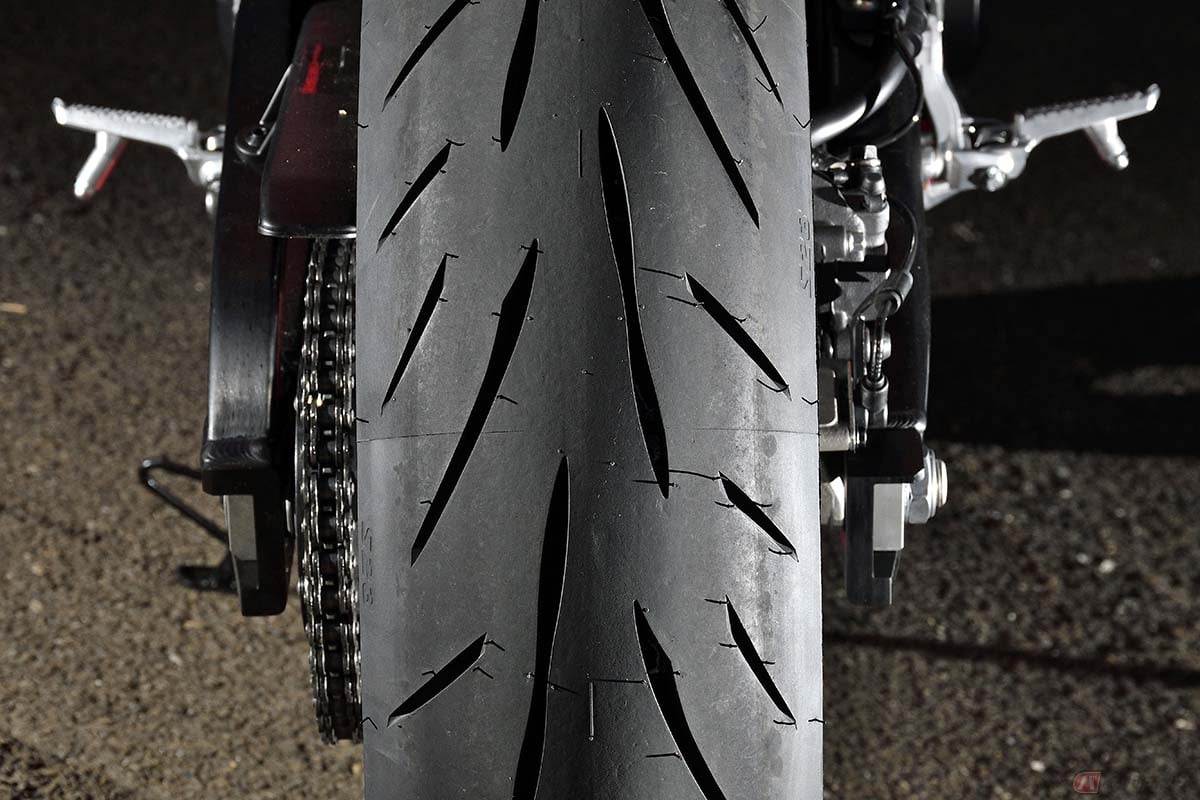 ブリヂストン「バトラックスハイパースポーツS23」(リア)。ウエット路面での安全性を向上させるため、パルスグルーブを含む新パタンが採用されています
