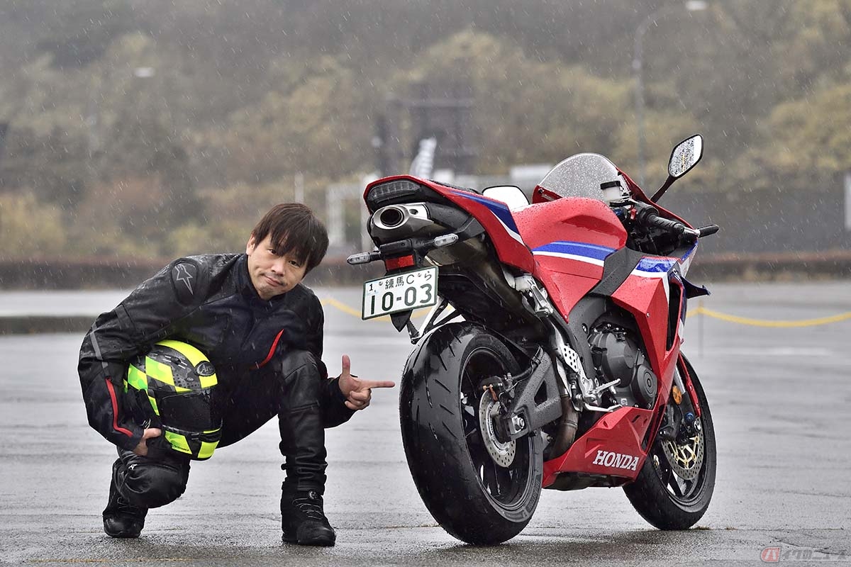 ブリヂストン「バトラックスハイパースポーツS23」を履いたホンダ「CBR600RR」と筆者（青木タカオ）