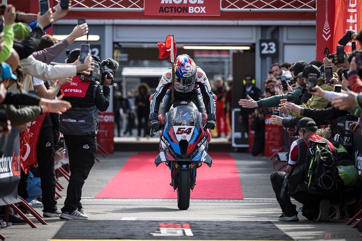 スーパーバイク世界選手権 第2戦カタルーニャ決勝レースでレース1・スーパーポールを制したトプラク・ラズガットリオグル選手(ROKiT BMW Motorrad WorldSBK Team)