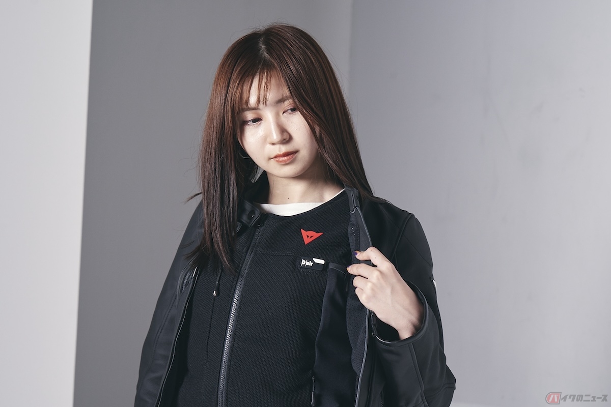 ベストタイプは、エアバッグがベストの中に内蔵されているタイプで、ジャケットの中または上どちらでも着用できる