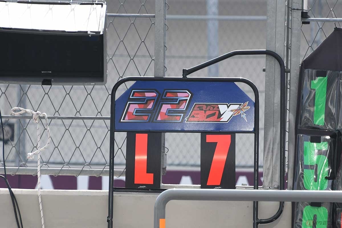 佐々木選手のニックネーム「Crazy Boy」は、Moto2にステップアップしてもピットボードにあしらわれている
