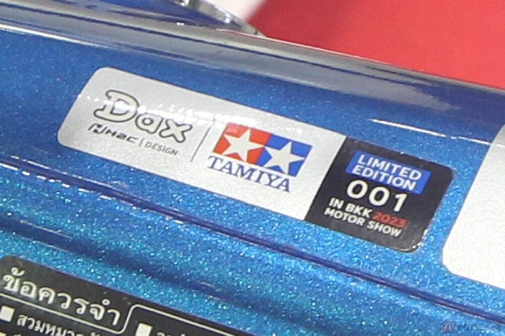 ホンダ「ダックス125」のCub HOUSE受注限定モデル「タミヤ・コラボ仕様」。展示車両には「001」のシリアルナンバープレートが