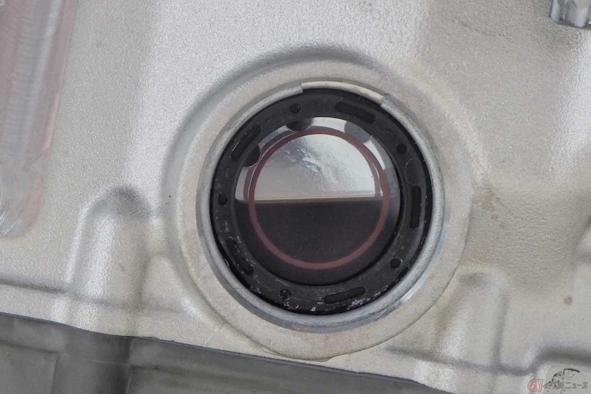 エンジンオイルの量を確認するチェック窓。写真のタイプはチェック窓の丸印内にエンジンオイルの油面の上縁が収まっていればOK