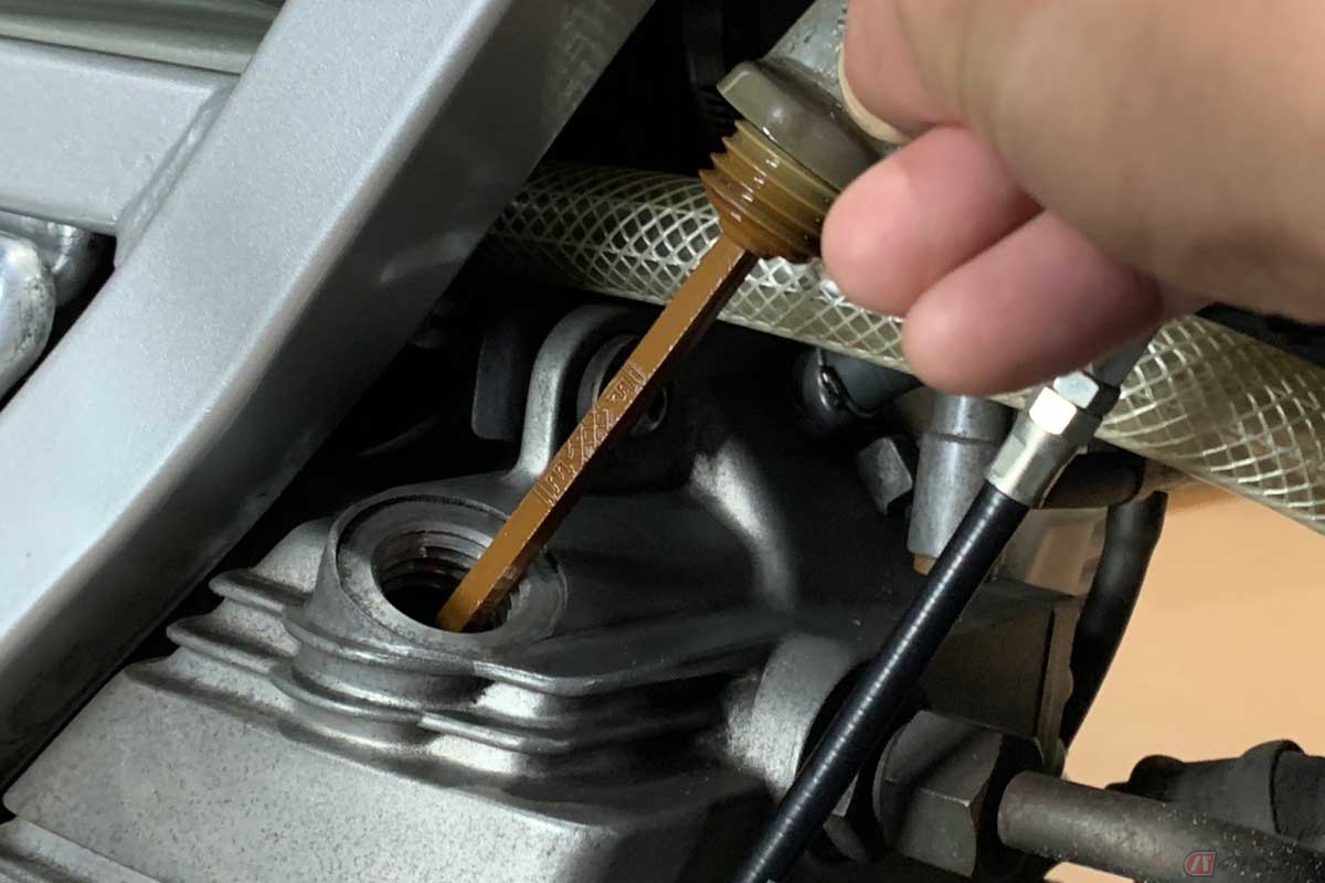 チェック窓ではなく、オイル注入口のレベルゲージで確認するタイプ