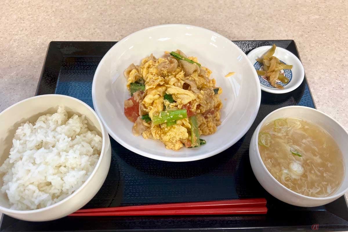 東関道「湾岸幕張PA」(下り)で食した期待を上回る美味さの「豚肉とトマトのたまご炒め定食」(890円)。ほんのり酸味が感じられるトマトが入っているあたりがプロっぽい