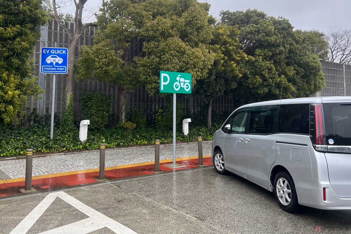屋根がなく目立たない場所にある2輪専用の駐車スペース。普段から混みがちなPAだけに、写真のようにクルマが停めてしまうこともある。これは一考願いたい