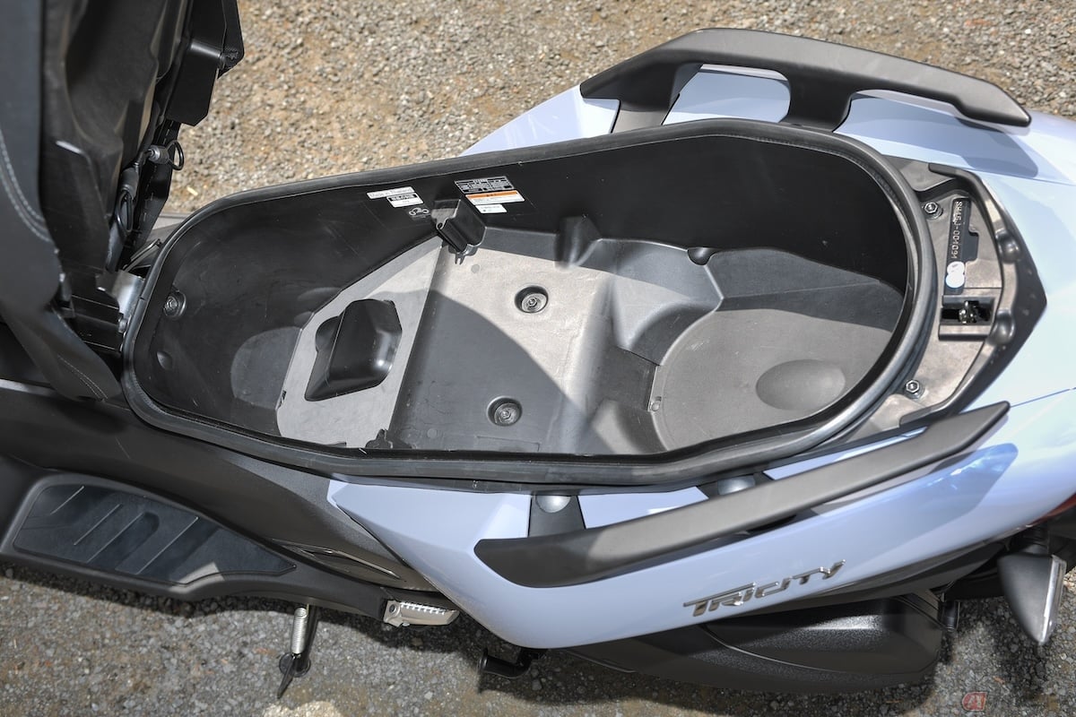 ヤマハ「トリシティ300」で、シート下容量は『45L』