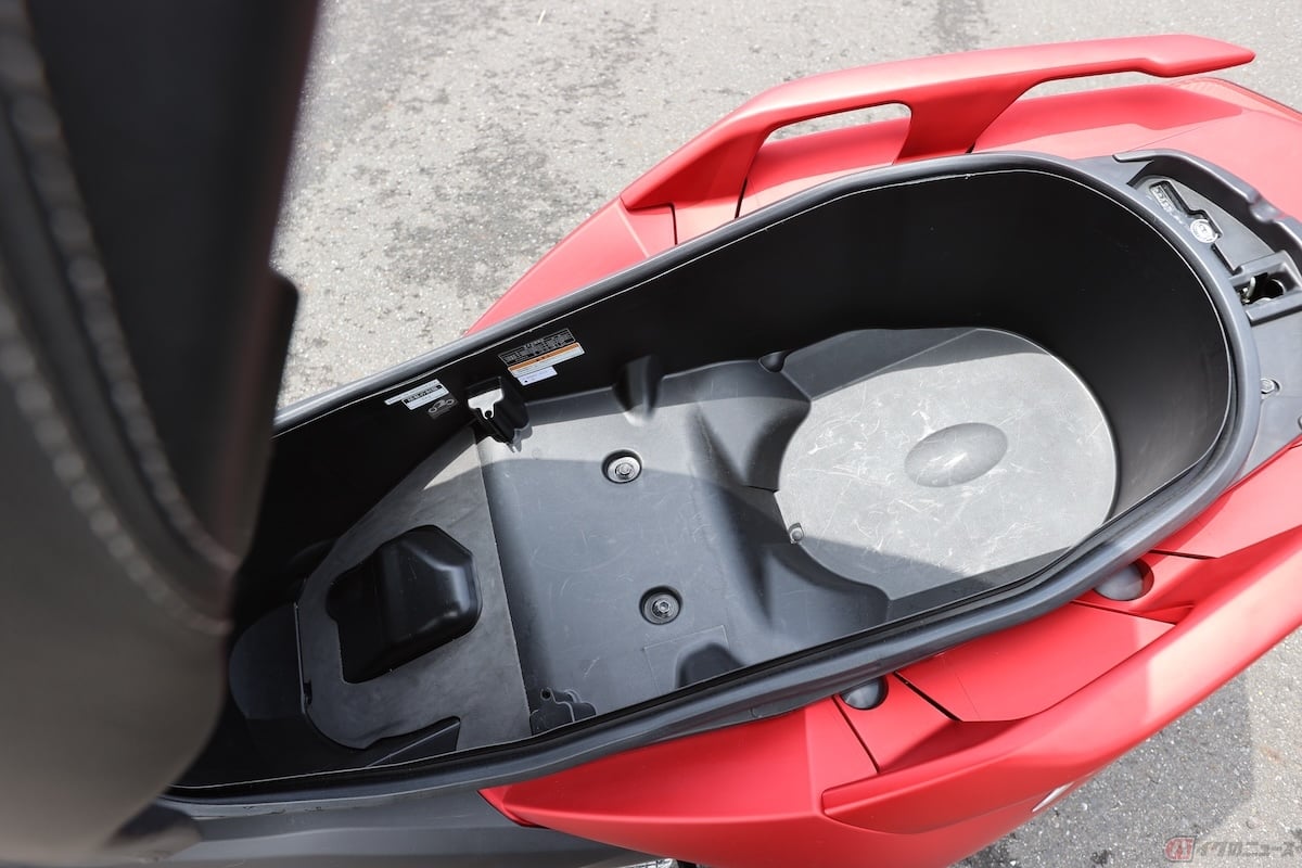 ヤマハ「XMAX」のシート下容量は『45L』