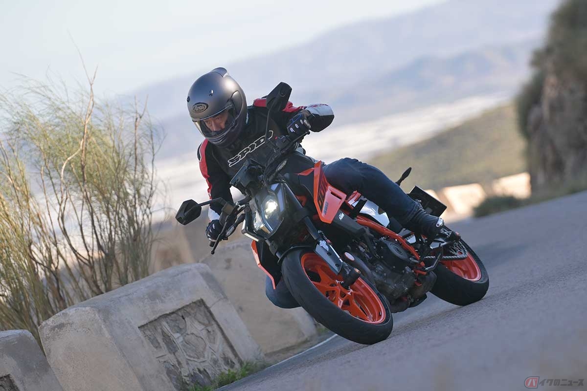 KTM「390 DUKE」(2024年型)に試乗する筆者