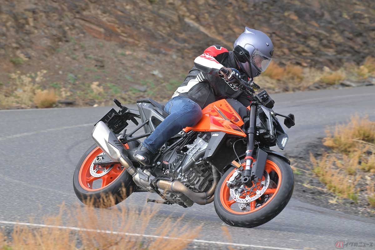KTM新型「990 DUKE」(2024年型)に試乗する筆者