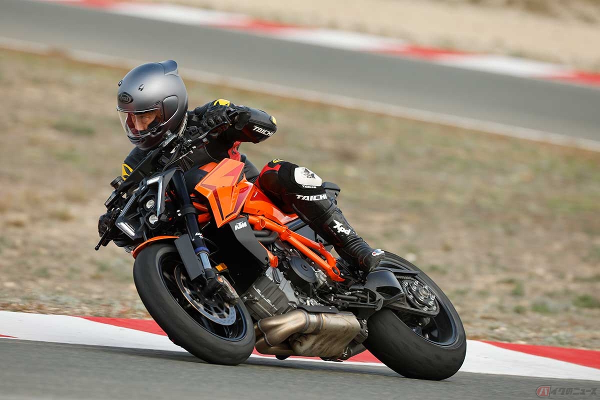 KTM新型「1390 SUPER DUKE R EVO」(2024年型)に試乗する筆者