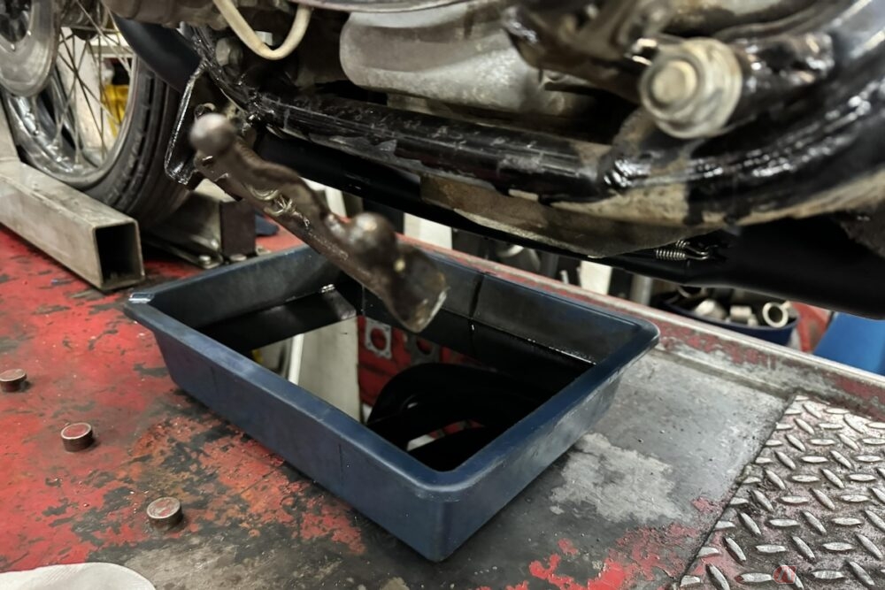 「オ」はエンジンオイルのことで、適正量がきちんと入っているか、黒く汚れて劣化していないかを確認する